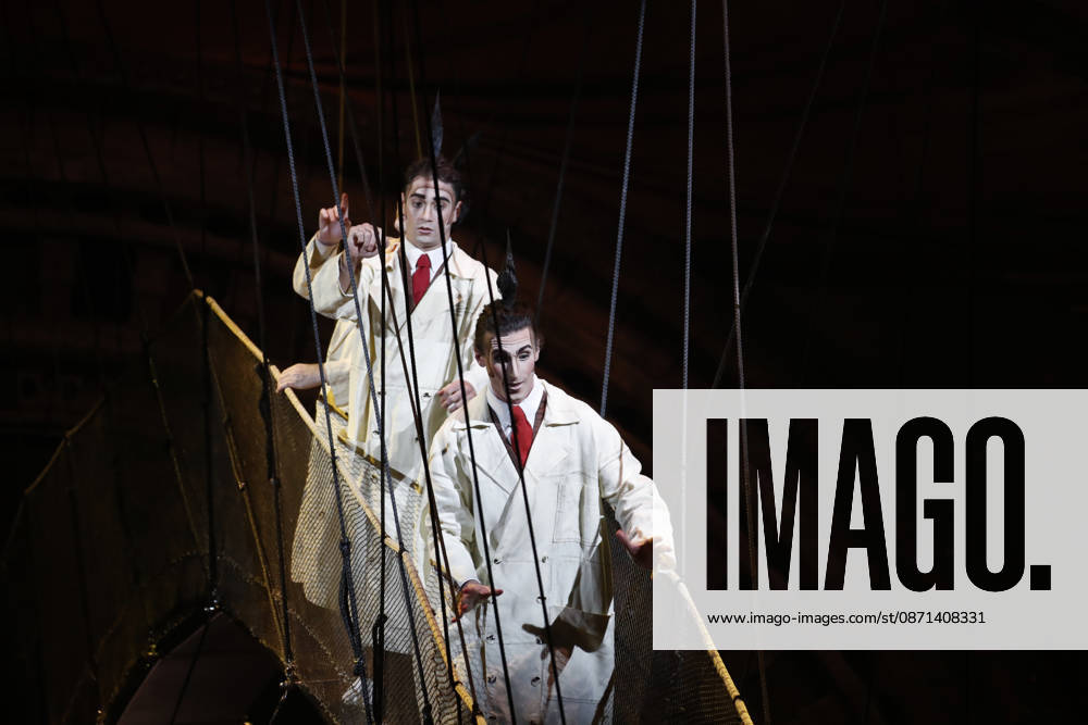 Artists and acrobats of Cirque du Soleil perform live on stage during the opening premiere of KURIOS - Cabinet of Curiosities (Gabinete de Curiosidades) under the iconic Big Top (Gran Carpa) at Escenario Puerta del Angel in Madrid, Spain, on Friday, October 30, 2026. Directed by Michel Laprise and celebrated as one of Cirque du Soleil s most acclaimed productions, the steampunk-inspired spectacle arrives in the Spanish capital following its successful engagement in Barcelona to conclude its Spanish tour. Set in a late 19th-century mechanical universe, the show follows an ambitious inventor known as The Seeker who unlocks a cabinet of curiosities, unleashing world-class contortionists - ZUMAo127 20261030_zep_o127_077
