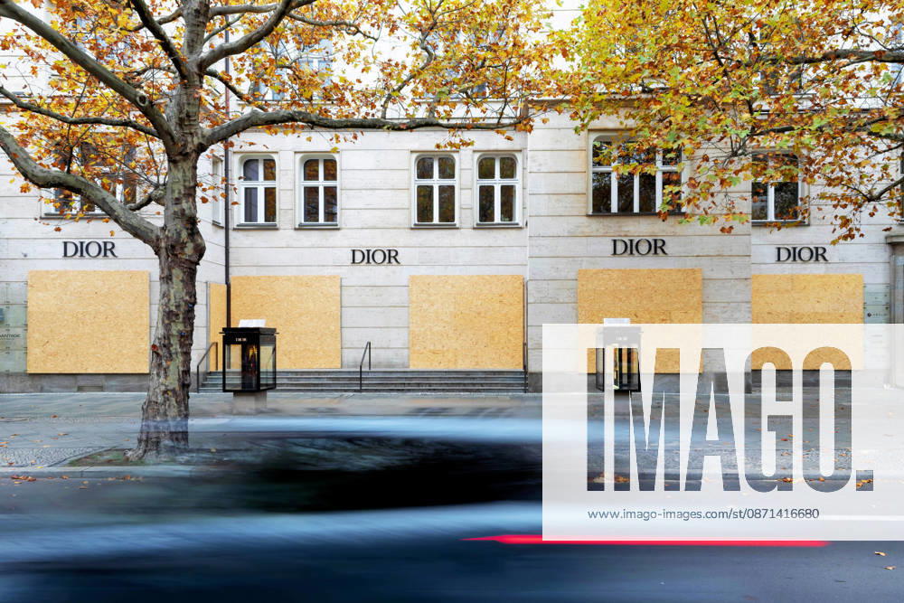 A car drives past the Dior store on Kurfürstendamm, whose storefront windows are boarded up with OSB panels. Several luxury stores on Kurfürstendamm have secured their windows with wooden panels ahead of today’s protests by the Gen Z initiative to guard against possible riots. Kurfürstendamm stores secure storefront windows ahead of Gen Z protest