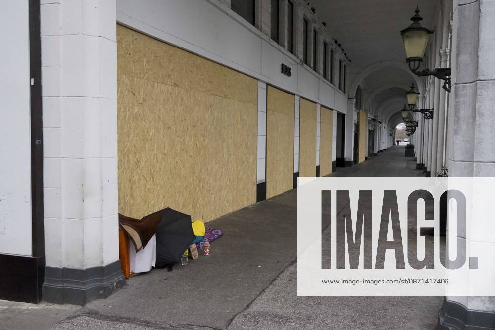 CNTV STORE PROTECTION: Storefronts and windows are boarded up with large wooden panels to protect them from looting. Workers are installing large wooden panels, particleboard, and barricades in front of stores. There is great fear of vandalism by demonstrators. October 31, 2026 Downtown Hamburg, Hamburg, Germany