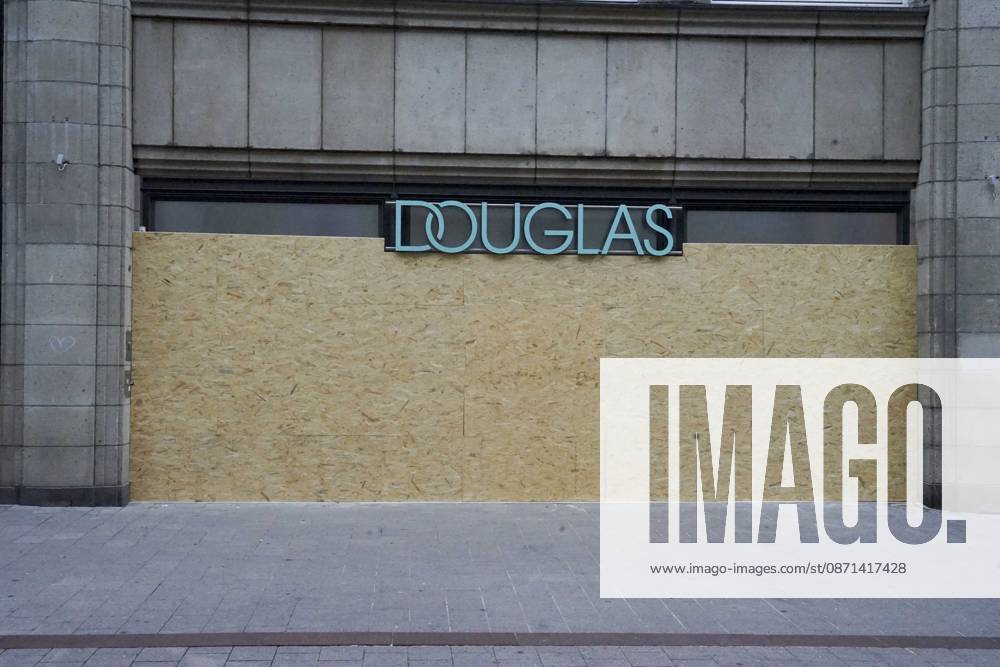 CNTV STORE PROTECTION: Storefronts and windows are boarded up with large wooden panels to protect them from looting. Workers are installing large wooden panels, particleboard, and barricades in front of stores. There is great fear of vandalism by demonstrators. October 31, 2026 Downtown Hamburg, Hamburg, Germany