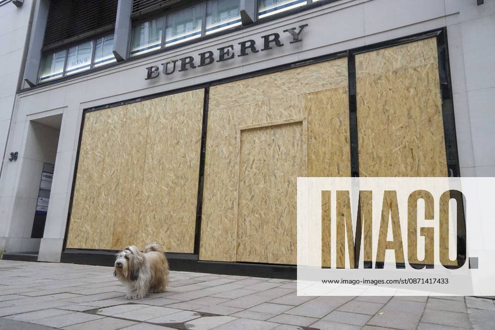 CNTV STORE PROTECTION: Storefronts and windows are boarded up with large wooden panels to protect them from looting. Workers are installing large wooden panels, particleboard, and barricades in front of stores. There is great fear of vandalism by demonstrators. October 31, 2026 Downtown Hamburg, Hamburg, Germany