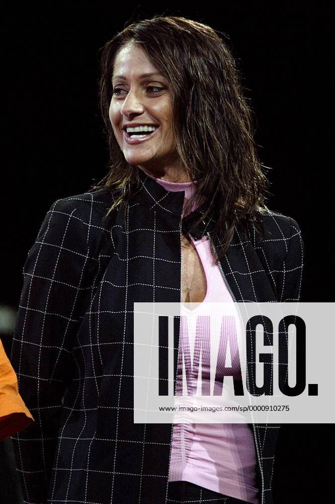 Die Ehemalige Turnerin Nadia Comaneci (Rumänien) zu Gast bei der Weltmeisterschaft Turnen WM Damen Weltmeisterschaft 2003, Kunstturnen, Geräteturnen, Einzelbild Anaheim Freude,