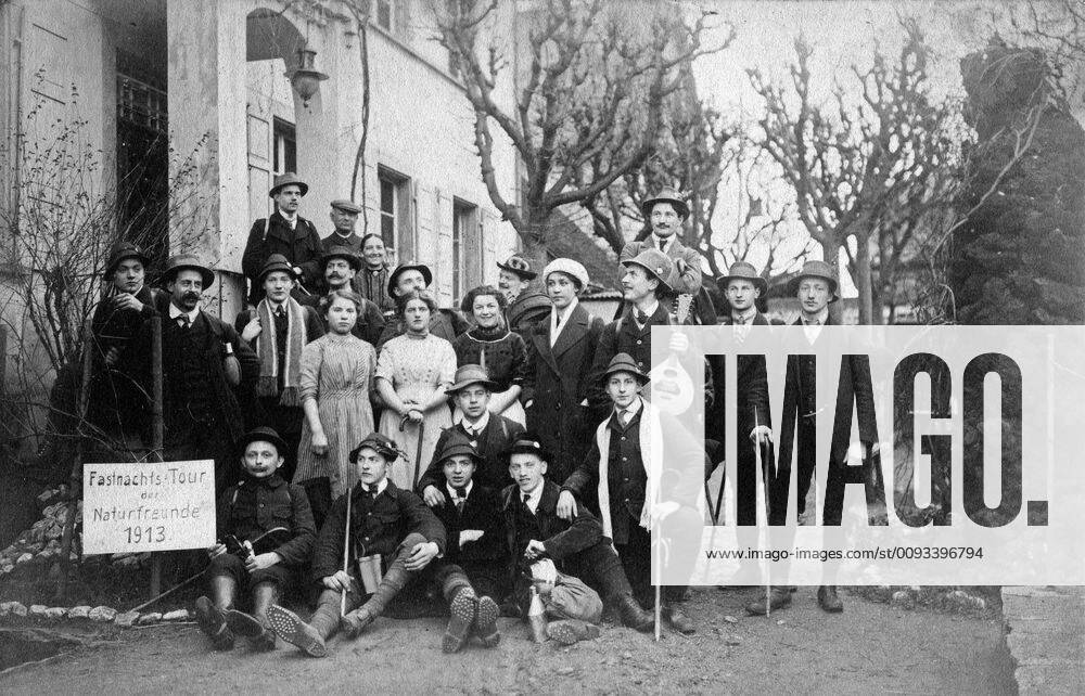 Naturfreunde Cöln Gruppe der Naturfreunde Cöln bei ihrer Fastnachtstour, Deutschland 1910er Jahre. Group of Naturfreunde Coeln on a hike, Germany 1910s.,