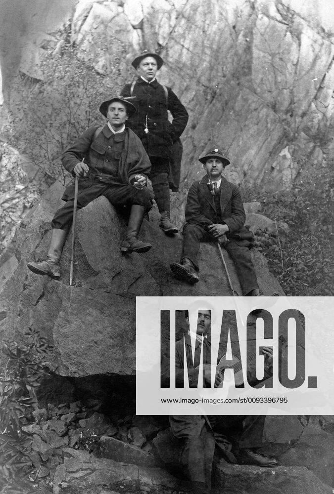Naturfreunde Cöln Mitglieder der Naturfreunde Cöln auf einer Wanderung, Deutschland 1910er Jahre. Members of Naturfreunde Coeln hiking club on a hike, Germany 1910s.,