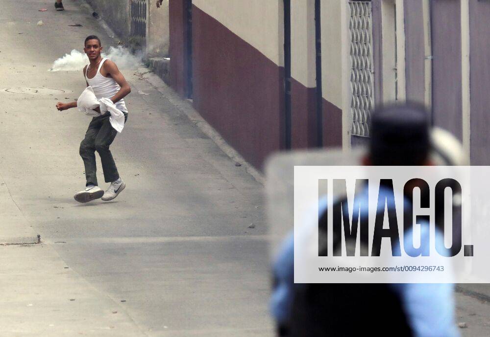 Protesters clash with police during a demonstration to ask the resign of President Juan Orlando Hernández, in Tegucigalpa, Honduras, 21 October 2019. Demonstration in Honduras against President Juan Orlando Hernández !ACHTUNG: NUR REDAKTIONELLE NUTZUNG!