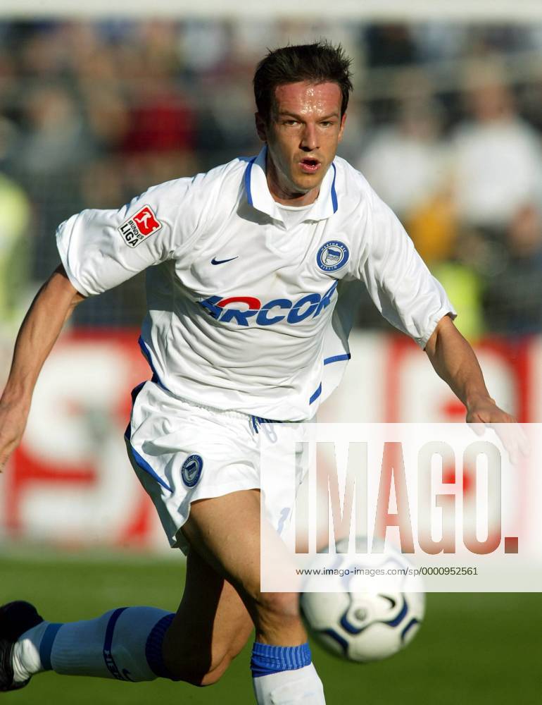 Fredi Bobic (Hertha) am Ball Fußball 1. BL Herren Saison 2003 2004, Hertha BSC Berlin Einzelbild Berlin Dynamik,