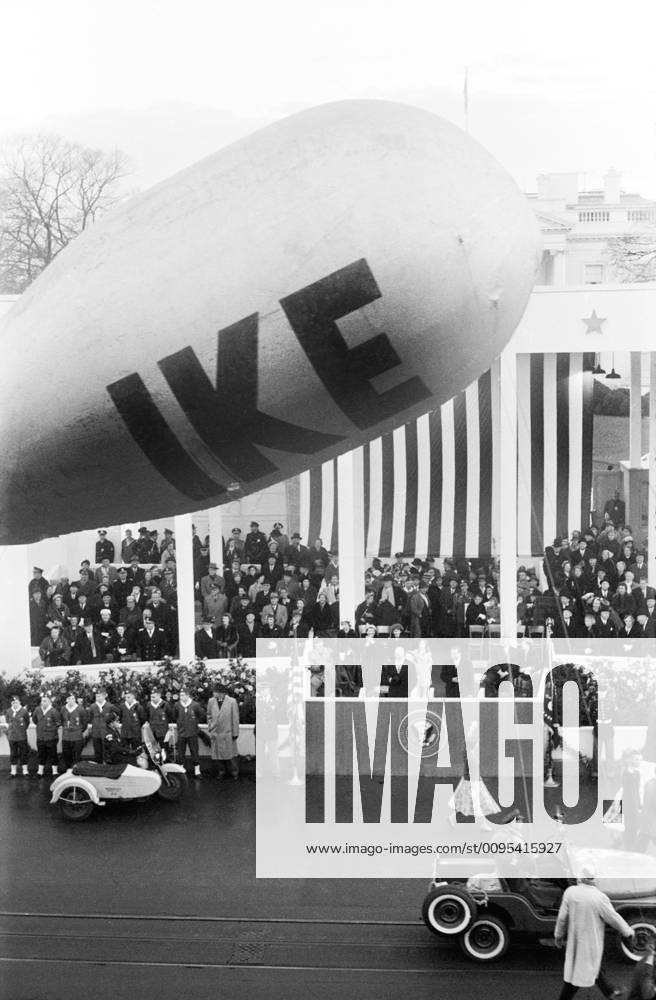 USWahl2024, die großen Präsidenten, Dwight D. Eisenhower U.S. President Dwight Eisenhower and U.S. Vice President Richard Nixon Reviewing Inauguration Parade, First Lady Mamie Eisenhower and Second Lady Pat Nixon seated behind, Washington, D.C., USA, photographer Thomas J. O Halloran, Warren K. Leffler