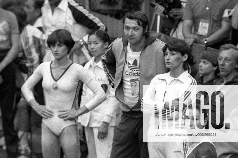 Nadia Comaneci (Rumänien) wartet mit Trainer Bela Karolyi (beide Rumänien) gespannt auf die Ergebnisse Leichtathletik OS Sommer Damen Olympische Spiele 1980, Sommerspiele, Olympia, Olympiade, Kunstturnen, Geräteturnen, Vneg, Vsw Gruppe Moskau Spannung,