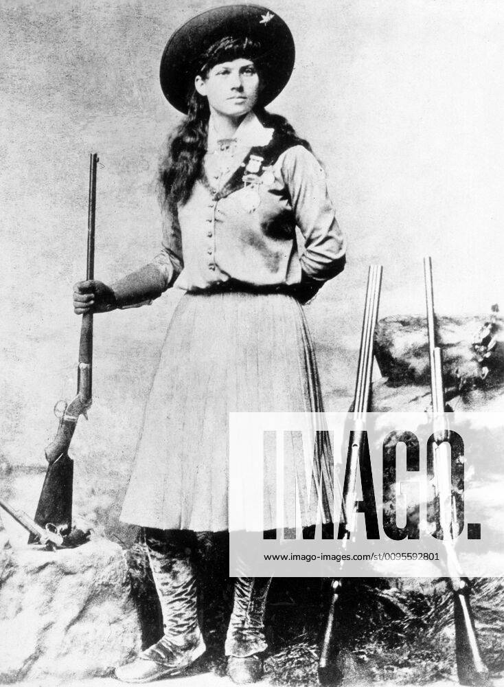 Anny OAKLEY Annie OAKLEY 1860 1926 Star of the BUFFALO BILL Circus Shooting Star Anonymous photograph circa 1890 Credit Coll D U KHARBINE TAPABOR KH53335