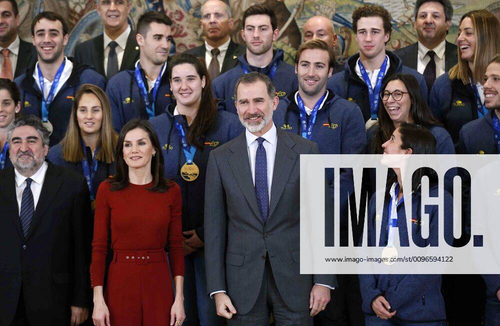 Spain s King Felipe VI (C-R) and Queen Letizia (C-L) pose for a family photo with Spanish Water-polo National Teams during an audience held at La Zarzuela Palace, in Madrid, Spain, 31 January 2020. Women s Spanish Water-Polo National Team won the lastest European Championship, held in Budapest, and Men s team finished in second position. Spain s royal couple meets with Men s and Women s Water-polo National Teams !ACHTUNG: NUR REDAKTIONELLE NUTZUNG!