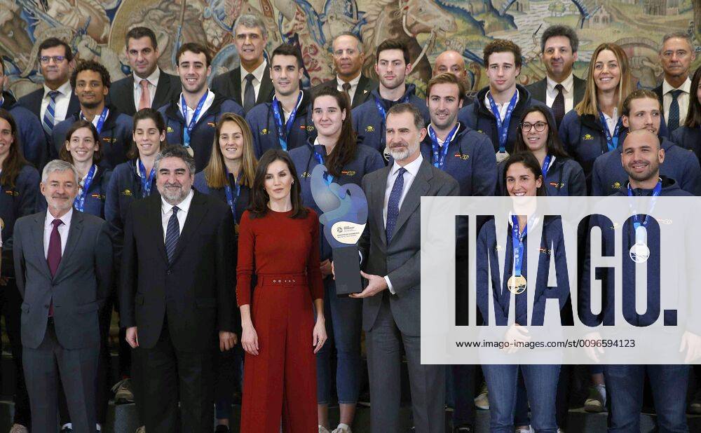 Spain s King Felipe VI (C-R) and Queen Letizia (C-L) pose for a family photo with Spanish Water-polo National Teams during an audience held at La Zarzuela Palace, in Madrid, Spain, 31 January 2020. Women s Spanish Water-Polo National Team won the lastest European Championship, held in Budapest, and Men s team finished in second position. Spain s royal couple meets with Men s and Women s Water-polo National Teams !ACHTUNG: NUR REDAKTIONELLE NUTZUNG!