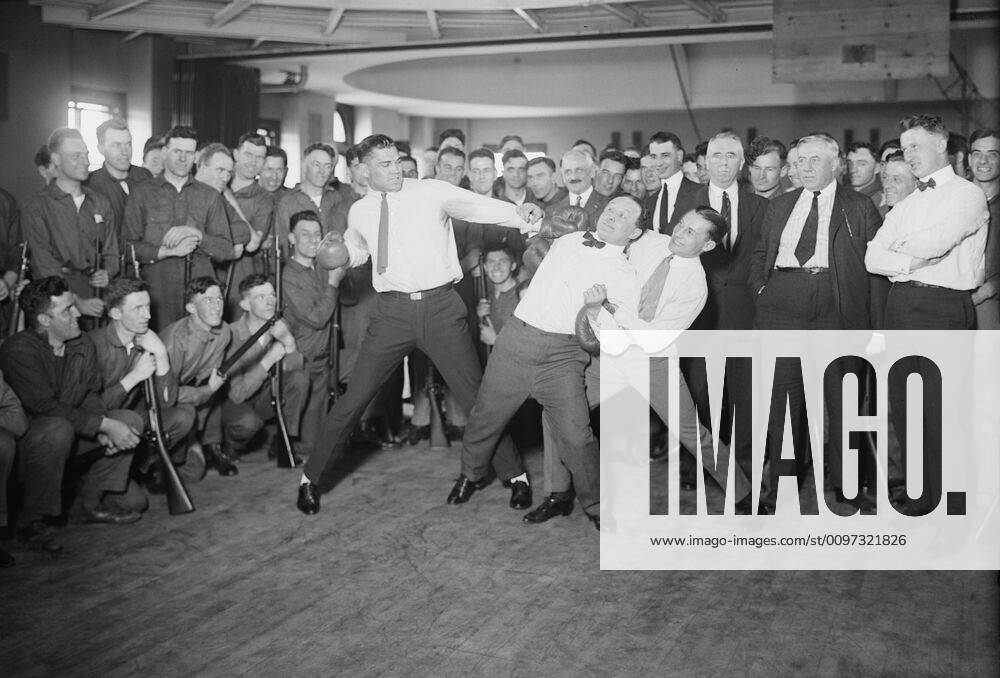 Harry Houdini cannot escape the hold of boxer Benny Leonard and Jack Dempsey prepare to swing. Houdini claimed he could withstand any blow to his stomach. His death from a ruptured appendix followed the punches he accepted from a McGill University student Courtesy Everett Collection PUBLICATIONXNOTxINxCANxCHNxFRAxITAxJPNxNORxPOLxRUSxESPxUKxUSA