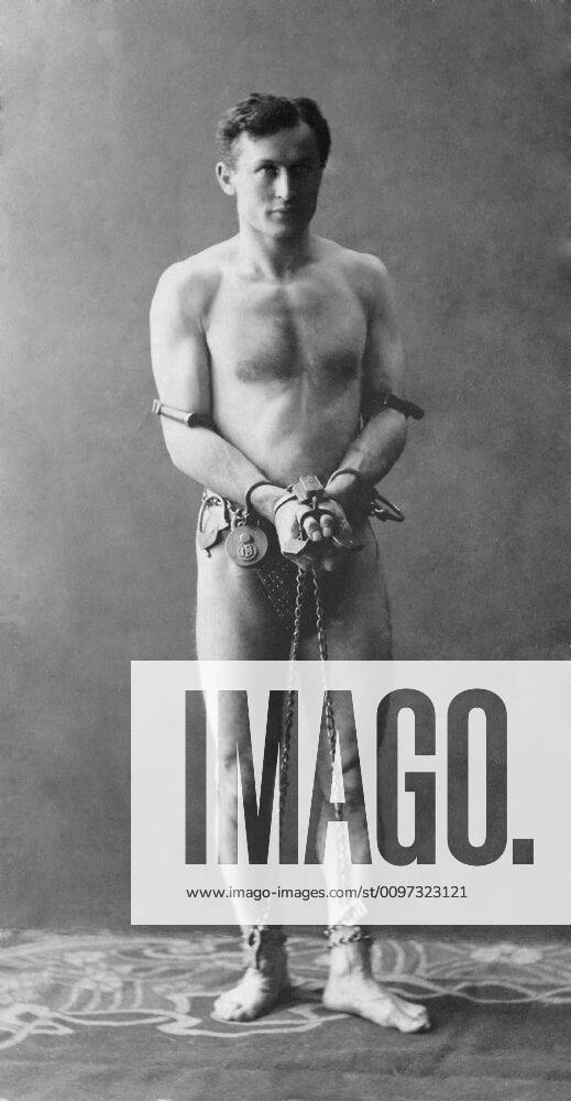 Harry Houdini (1874-1926), in chains. Ca. 1900. Courtesy Everett Collection PUBLICATIONXNOTxINxCANxCHNxFRAxITAxJPNxNORxPOLxRUSxESPxUKxUSA