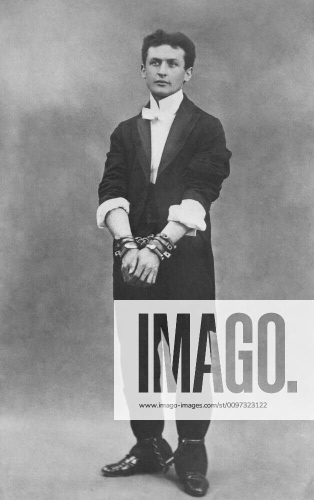 Harry Houdini (1874-1926), in chains. 1903. Courtesy Everett Collection PUBLICATIONXNOTxINxCANxCHNxFRAxITAxJPNxNORxPOLxRUSxESPxUKxUSA