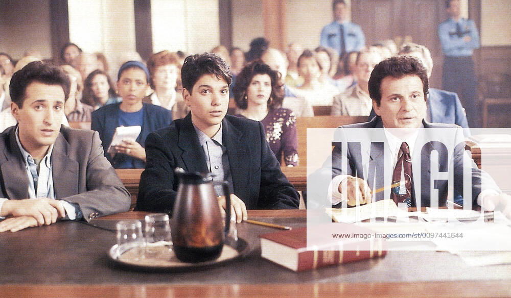 MY COUSIN VINNY, from left: Mitchell Whitfield, Ralph Macchio, Marisa Tomei (rear) Joe Pesci, 1992, TM & Copyright © 20th Century Fox Film Corp. courtesy Everett Collection ©20thCentFox PUBLICATIONXNOTxINxCANxCHNxFRAxITAxJPNxNORxPOLxRUSxESPxUKxUSA