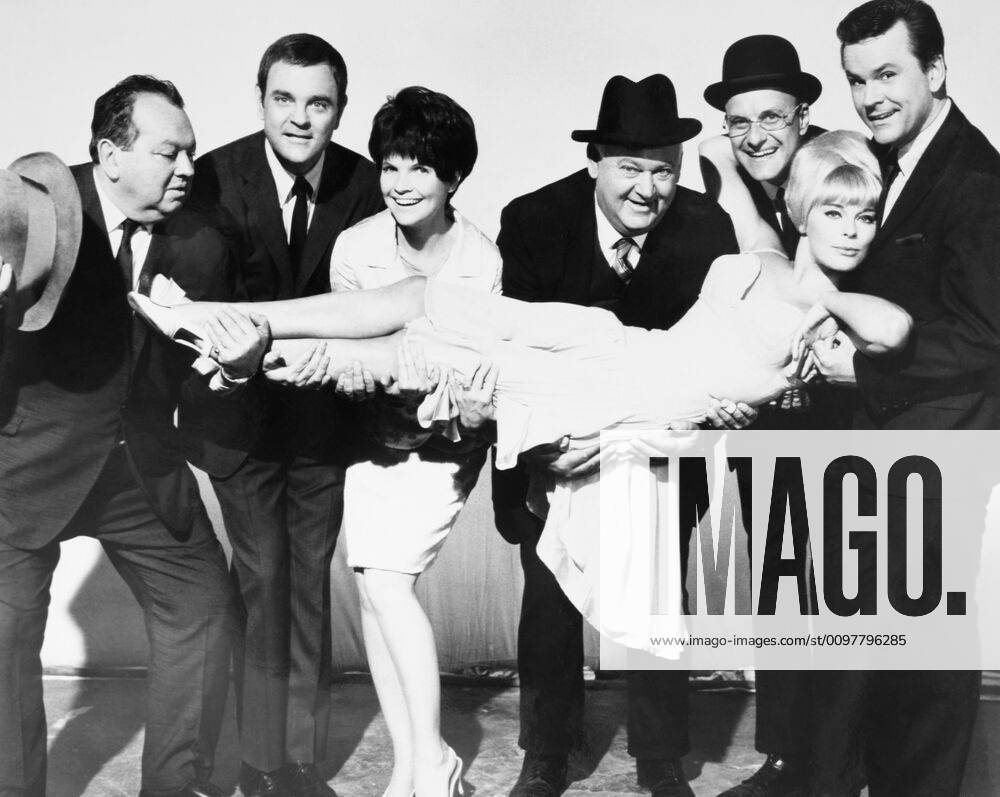 THE WICKED DREAMS OF PAULA SCHULTZ, standing from left: Leon Askin, Joey Forman, Maureen Arthur, John Banner, Werne Klemperer, Bob Crane, Elke Sommer (front), 1968 !ACHTUNG AUFNAHMEDATUM GESCHÃ„TZT! PUBLICATIONXNOTxINxCANxCHNxFRAxITAxJPNxNORxPOLxRUSxESPxUKxUSA