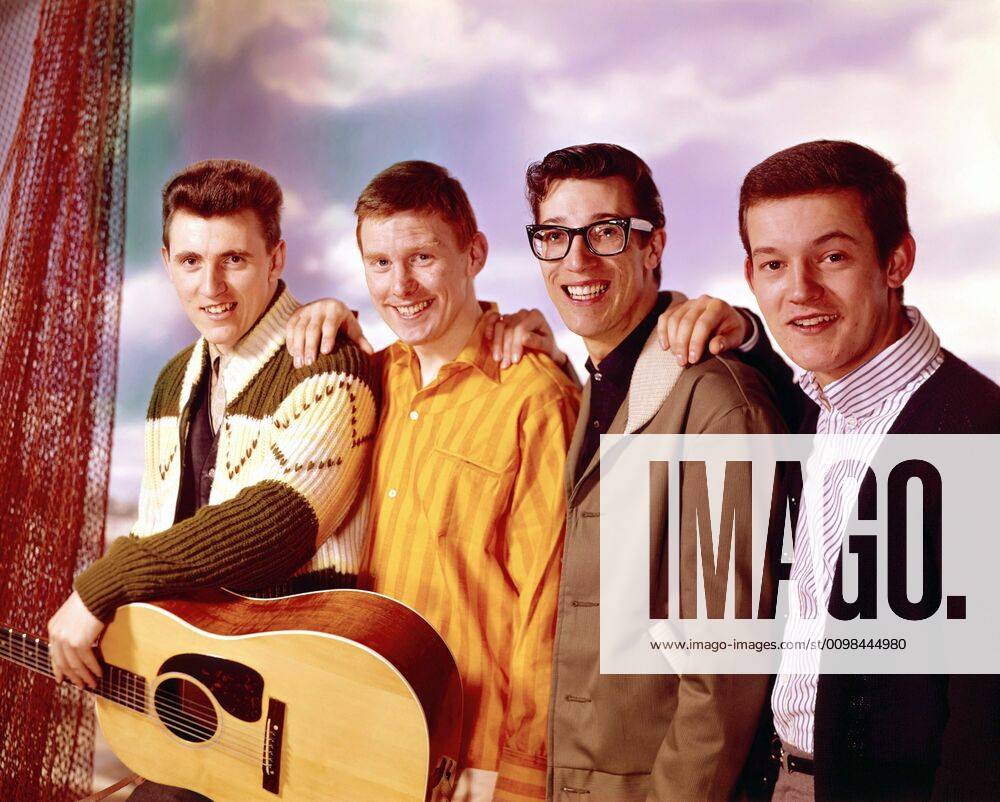 SUMMER HOLIDAY, The Shadows, from left: Bruce Welch, Brian Locking, Hank Marvin, Brian Bennett, 1963, summerholiday1962-fsct02(summerholiday1962-fsct02) Courtesy Everett Collection !ACHTUNG AUFNAHMEDATUM GESCHÄTZT! PUBLICATIONXNOTxINxCANxCHNxFRAxITAxJPNxNORxPOLxRUSxESPxUKxUSA