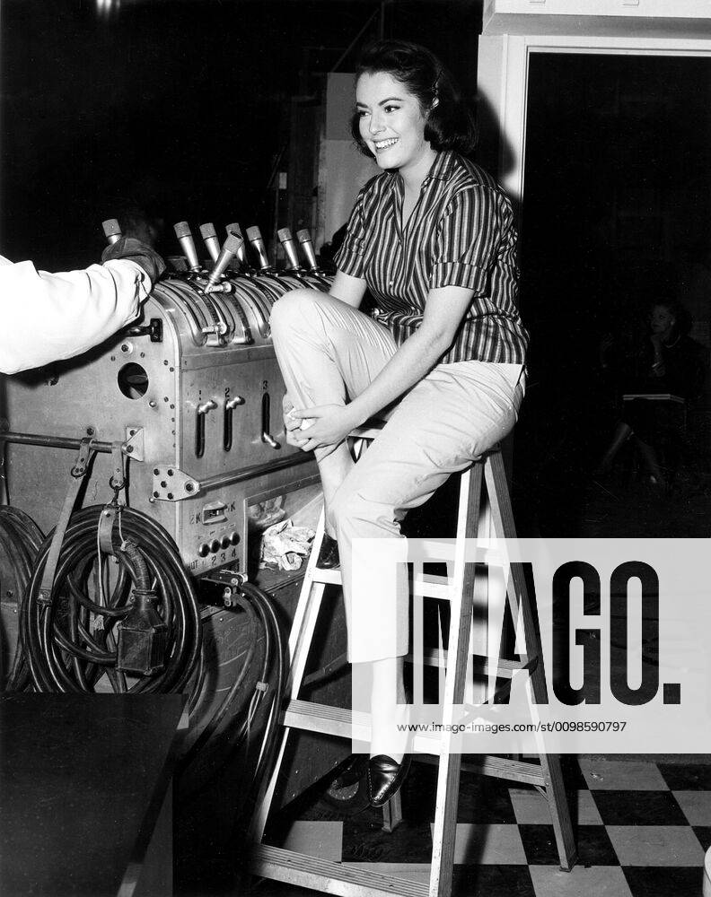 IMITATION OF LIFE, Susan Kohner, on-set, 1959 Courtesy Everett Collection !ACHTUNG AUFNAHMEDATUM GESCHÄTZT! PUBLICATIONXNOTxINxCANxCHNxFRAxITAxJPNxNORxPOLxRUSxESPxUKxUSA