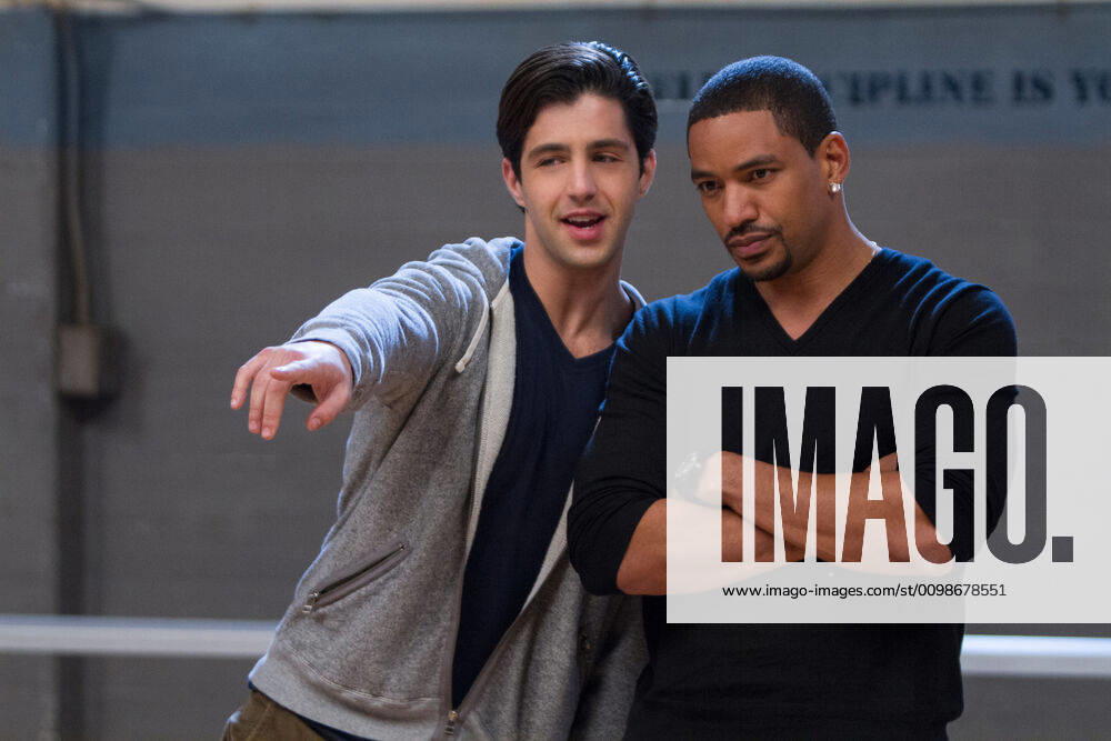 BATTLE OF THE YEAR, from left: Josh Peck, Laz Alonso, 2013. ph: Matt Kennedy Screen Gems courtesy Everett Collection Screen Gems Courtesy Everett Collection !ACHTUNG AUFNAHMEDATUM GESCHÄTZT! PUBLICATIONXNOTxINxCANxCHNxFRAxITAxJPNxNORxPOLxRUSxESPxUKxUSA