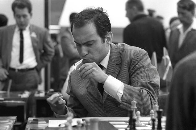 Michail Tal (UdSSR) zündet sich eine Zigarette an Schach Herren Schacholympiade, Schachsport, Denksport, Schachturnier, Turnier Einzelbild Aufnahmedatum geschätzt Havanna Schach Herren Schacholympiade, Schachsport, Denksport, Schachturnier, Turnier Einzelbild Aufnahmedatum geschätzt Havanna