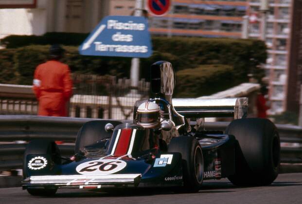 Alan Jones (Australien Hesketh Ford) in seinem Boliden -  Motorsport Grand Prix Herren Großer Preis von Monaco 1975, Formel 1 Weltmeisterschaft, F1, F, GP, WM Einzelbild Monte Carlo Dynamik, Motorsport Grand Prix Herren Großer Preis von Monaco 1975, Formel 1 Weltmeisterschaft, F1, F, GP, WM Einzelbild Monte Carlo Dynamik,