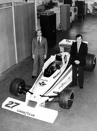 Teamchef Frank Williams (England, li.) und Alan Jones (Australien beide Williams Ford) präsentieren ihren neuen Sponsor Saudia auf dem Boliden -  Motorsport WM Herren Formel 1 Weltmeisterschaft 1979, F1, F, GP, WM, Factory, Fabrik, Hauptsitz Totale Aufnahmedatum geschätzt Grove Motorsport WM Herren Formel 1 Weltmeisterschaft 1979, F1, F, GP, WM, Factory, Fabrik, Hauptsitz Totale Aufnahmedatum geschätzt Grove