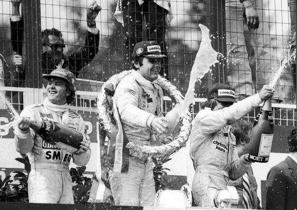 Siegerehrung GP von Österreich 1979: Sieger Alan Jones (Australien Williams Ford, Mitte) verspritzt Milch; der Zweite Gilles Villeneuve (Kanada Ferrari, li.) und Jacques Laffite (Frankreich Ligier Ford) nehmen den üblichen Sekt -  Motorsport Grand Prix Herren Großer Preis von Österreich 1979, Formel 1 Weltmeisterschaft, F1, F, GP, WM Gruppe Österreichring Zeltweg Freude, Motorsport Grand Prix Herren Großer Preis von Österreich 1979, Formel 1 Weltmeisterschaft, F1, F, GP, WM Gruppe Österreichring Zeltweg Freude,