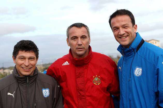 FUSSBALL - BL, Rapid vs Burgas, Testspiel BELEK,,01.FEB.10 - FUSSBALL- tipp3 Bundesliga powered by T-Mobile, SK Rapid Wien vs PFC Chernomorets Burgas, Vorbereitungsspiel, Trainingslager. Bild zeigt Trainer Krassimir Balakov (Burgas, L), Trainer Peter Pacult (Rapid, C) und Sportdirektor Fredi Bobic (Burgas) .  o00 Aufmacher