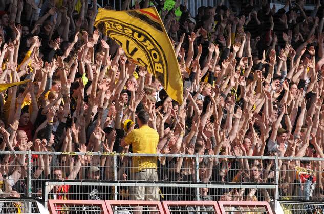 10.04.2010, 1. Bundesliga, 30. Spieltag: Borussia Dortmund (BVB), BVB Fanblock o0 Totale, Fan, Publikum, o00 Vorsänger