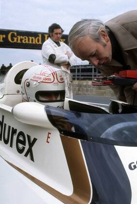 Race of Champions 1977 in Brands Hatch: Alan Jones (Australien Surtees Ford) im Cockpit seines Boliden im Gespräch mit seinem Teamchef John Surtees (England) -  Motorsport Grand Prix Herren ROC 1977, Formel 1 WM, F1, F, GP, Race of Champions Gruppe Aufnahmedatum geschätzt Brands Hatch
