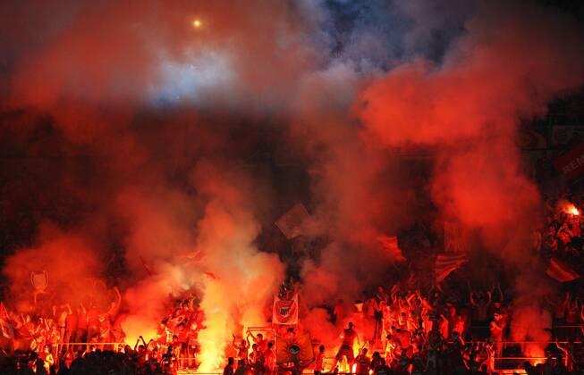 Fans des FC Bayern München zünden Bengalfeuer o0 Zuschauer Totale bengalisches Feuer Rauch, Rauchwolke, Rauchschwaden, Qualm, Qualmwolke
