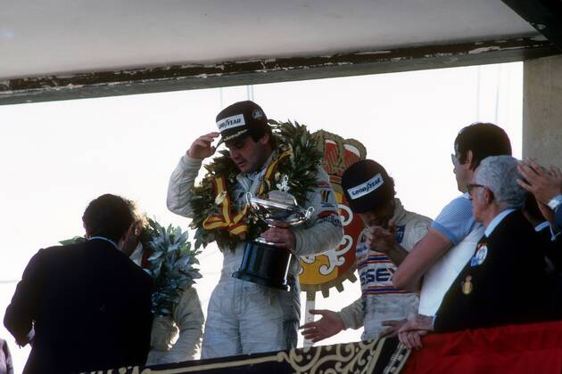 Siegerehrung in Jarama 1980: Sieger Alan Jones (Australien Williams Ford, Mitte), Zweiter Jochen Mass (Deutschland Arrows Ford, 2.v.li.) und Elio de Angelis (Italien Lotus Ford, 3.v.re.) GP Spanien 1980: Non-Chamionship race -  Motorsport Grand Prix Herren Großer Preis von Spanien 1980, Formel 1 WM, F1, F, GP Gruppe Jarama