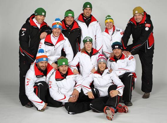 WINTERSPORT - OESV Einkleidung INNSBRUCK,AUSTRIA,16.OKT.10 - SKI ALPIN, FREE SKI, FREESTYLE SKIING - OESV, Österreichischer Skiverband, Einkleidung, Fototermin, Herren. Bild zeigt V.li. Klaus Waldner, Thomas Zangerl, Katrin Ofner (1.Reihe); Florian Stengg, Andrea Limbacher, Patrick Koller (2.Reihe); Trainer Markus Wittner, Gruppentrainer Gerry Posch (Skicross), Andreas Matt, Koordinatorin Sabine Wittner und Physiotherapeut Gerald Horngacher (3.Reihe AUT).  o0 Fotoshooting Studio, Studioaufnahme Betreuer Cross Trainer Totale o0 Teamfoto