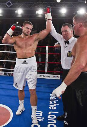Denis Boytsov (RUS, li.) wird von Ringrichter Klaus Griesel (GER) zum Sieger gegen Mike Sheppard (USA) ernannt 19. November 2010 Universum Box Promotion Boxen o0 Jubel, Freude, Sieg, Sieger,