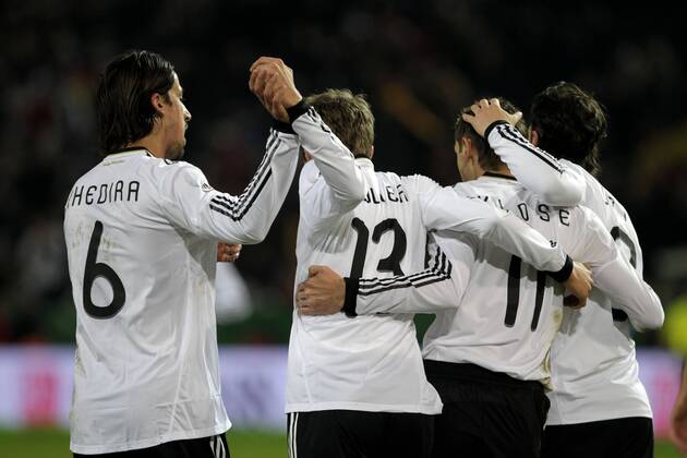 Fußball-Nationalmannschaft Freundschaftsspiel Deutschland (weiß)-Italien (blau) 1-1 am 09.02.2011 im Signal-Iduna Park in Dortmund.Sami Khedira,Thomas Müller,Miroslav Klose und Mesut Özil (v.li.n.re. Alle GER) nach dem Treffer zum 1-0 durch Klose.