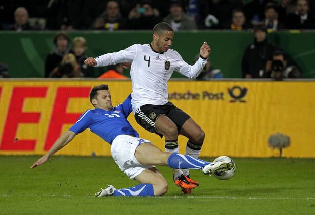 Fußball-Nationalmannschaft Freundschaftsspiel Deutschland (weiß)-Italien (blau) 1-1 am 09.02.2011 im Signal-Iduna Park in Dortmund.Christian Maggio(li.) und Dennis Aogo (re.).
