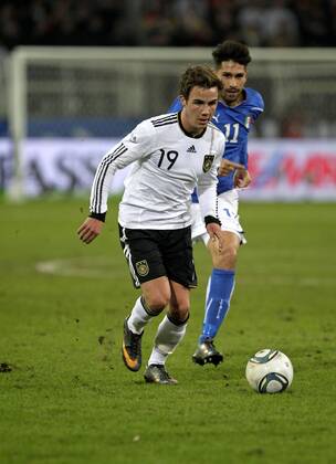 Fußball-Nationalmannschaft Freundschaftsspiel Deutschland (weiß)-Italien (blau) 1-1 am 09.02.2011 im Signal-Iduna Park in Dortmund.Mario Götze -GER .