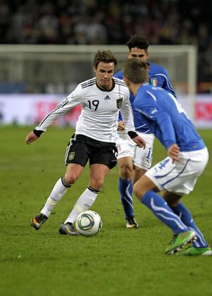 Fußball-Nationalmannschaft Freundschaftsspiel Deutschland (weiß)-Italien (blau) 1-1 am 09.02.2011 im Signal-Iduna Park in Dortmund.Mario Götze -GER .