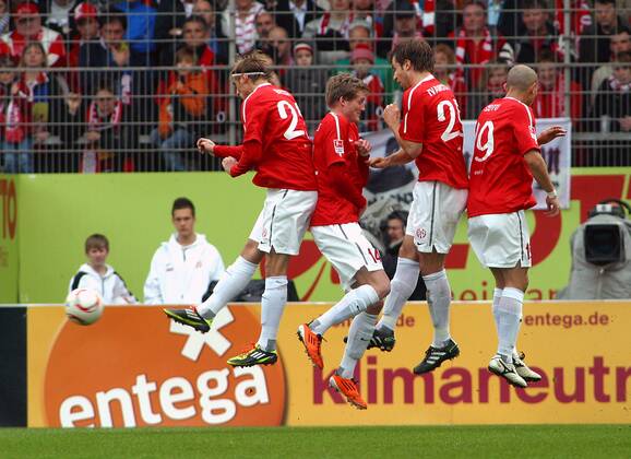 Fussball-Bundesliga 13.3.2011 1. FSV Mainz 05 - Bayer Leverkusen 0:1 Fliegende Mainzer, die Freistossmauer v.li: Marcel Risse, Andre Schürrle, Andreas Ivanschitz und Elkin Soto. Fussball - Bundesliga