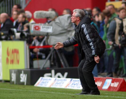 Fussball-Bundesliga 13.3.2011 1. FSV Mainz 05 - Bayer Leverkusen 0:1 Leverkusens Trainer Jupp Heynckes treibt seine Mannschaft an. Fussball - Bundesliga