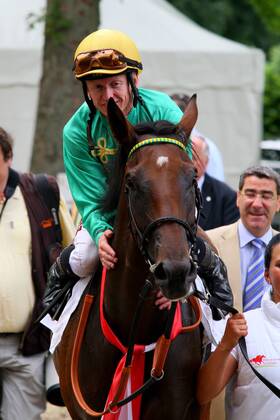 05.08.2012, Duesseldorf, Nordrhein-Westfalen, GER - Salomina mit Filip Minarik nach dem Sieg im Preis der Diana. Galopprennbahn Duesseldorf-Grafenberg. (Pferd, Jockey, Salomina, Minarik, Sieg, Düsseldorf) 954S050812DUESSELDORF