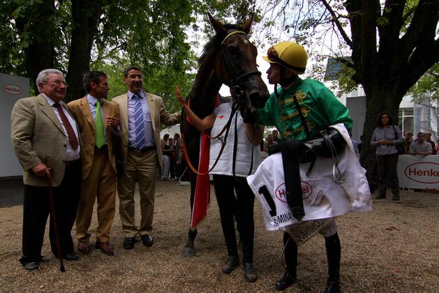 05.08.2012, Duesseldorf, Nordrhein-Westfalen, GER - Salomina mit Filip Minarik, Besitzer Rolf Harzheim, Trainer Peter Schiergen und Hein Bollow (von rechts) nach dem Sieg im Preis der Diana. Galopprennbahn Duesseldorf-Grafenberg. (Pferd, Jockey, Salomina, Minarik, Sieg, Trainer, Besitzer, Schiergen, Bollow, Harzheim, Düsseldorf) 955S050812DUESSELDORF