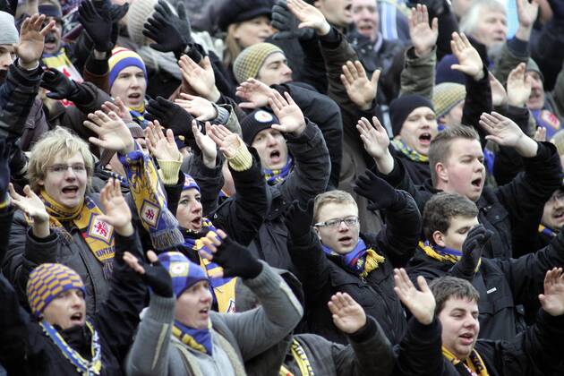 2. Fussball Bundesliga - Eintracht Braunschweig, Saison 2012 2013: Fans der Eintracht feiern den Auswärtssieg