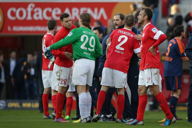 09.03.2013 Fussball Bundesliga FSV Mainz 05 - Bayer 04 Leverkusen Spieltag 25 Fussball Maenner Saison 2012 13 Thomas TUCHEL (Trainer FSV Mainz 05) nimmt Bo SVENSSON (FSV Mainz 05 - 2) in den Arm