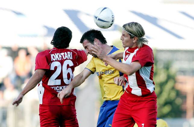 20.09.2005, Fussball, 2. Bundesliga, Eintracht Braunschweig - Offenbacher Kickers v.l. Oualid Mokhtari (OFC), Marco Grimm (Braunschweig), Regis Dorn (OFC)