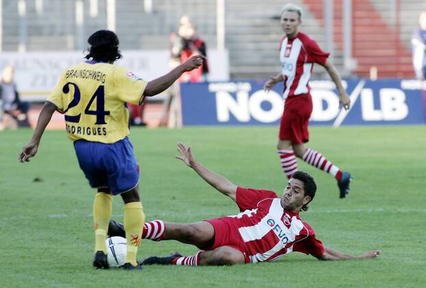20.09.2005, Fussball, 2. Bundesliga, Eintracht Braunschweig - Offenbacher Kickers v.l. Kosta Rodrigues (Braunschweig), Oualid Mokhtari (OFC)