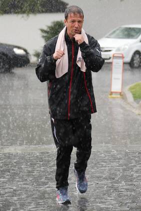 24.07.2013, Fußball 1. Bundesliga Saison 2012 - 2013 VfB Stuttgart Trainingslager in Donaueschingen: Fredi Bobic (Vorstand Sport) kämpft gegen den Regen.