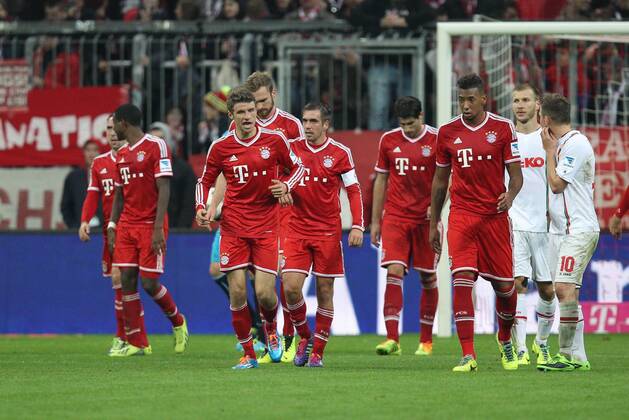 die Mannschaft freut sich über das Tor von Thomas MUELLER 25 (FC Bayern München) FC Bayern München vs. FC Augsburg, Fussball, 1.Bundesliga, 09.11.2013 EP_ckt