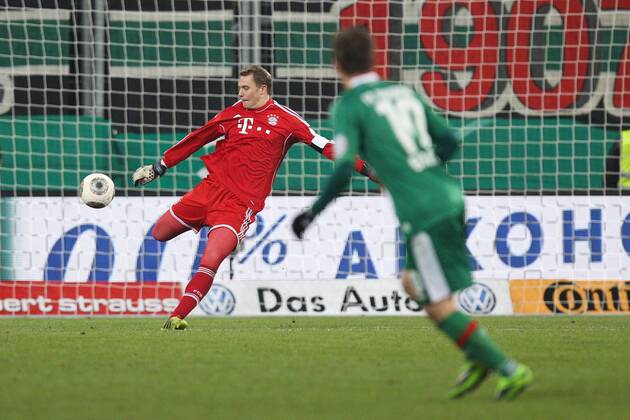 Torwartaktion von Manuel NEUER 1 (FC Bayern Muenchen) FC Augsburg vs. FC Bayern Muenchen, DFB-Pokal, Fussball, 04.12.2013 Foto: EIBNER EP_CKT