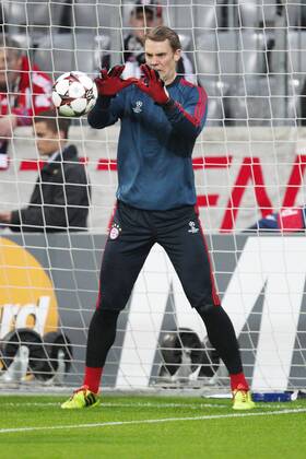 Torwartaktion von Manuel NEUER 1 (FC Bayern München) FC Bayern München vs. Manchester City, Fussball, Championsleague, 10.12.2013 Foto: Eibner EP_ckt